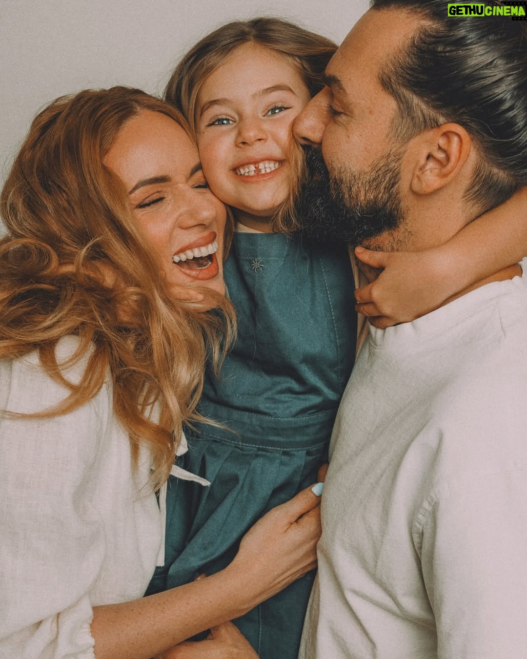 Nikol Moravcová - 5.3K Likes - Tak a je to venku… a to doslova!
První vypadnutý zoubek. 🦷
Pro někoho možná maličkost, 
pro nás doják a první signální, 
že naše miminko pomalu dospívá🥹 

Nečekala jsem takovou lavinu v komentech u předchozího příspěvku a vaše tipy mi daly zajímavý zrcadlo.. 😅Takžeee bejby zatím nečekáme, vetší byt ani stěhování se taky zatím nekoná a botox fakt neplánuju. 

Jenom k nám přišla Zoubková víla a my si s Kajem uvědomili, jak ten čas brutálně letí. Sotva jsme jí naučili chodit a mluvit a teď už vybíráme školu. Úlet co?

Dělala jsem si takovej průzkum v okolí a musím říct, že informace o prvním vypadnutým zoubku rezonovala hlavně mezi maminkami, bezdětný kámoši jenom zvedli obočí a chtěli vidět kořeny... ty už ale odnesla víla Zubnička, sorry 😬🧚🏼‍♀️✨

Za úžasný fotky děkujeme naší milovaný @sankohrasko která mapuje naší rodinu už od začátku 💕 Moc děkujeme Alex 🫶🏼