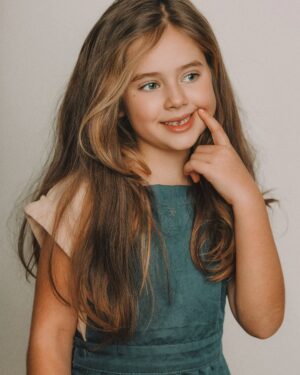 Nikol Moravcová Instagram - Tak a je to venku… a to doslova!
První vypadnutý zoubek. 🦷
Pro někoho možná maličkost, 
pro nás doják a první signální, 
že naše miminko pomalu dospívá🥹 

Nečekala jsem takovou lavinu v komentech u předchozího příspěvku a vaše tipy mi daly zajímavý zrcadlo.. 😅Takžeee bejby zatím nečekáme, vetší byt ani stěhování se taky zatím nekoná a botox fakt neplánuju. 

Jenom k nám přišla Zoubková víla a my si s Kajem uvědomili, jak ten čas brutálně letí. Sotva jsme jí naučili chodit a mluvit a teď už vybíráme školu. Úlet co?

Dělala jsem si takovej průzkum v okolí a musím říct, že informace o prvním vypadnutým zoubku rezonovala hlavně mezi maminkami, bezdětný kámoši jenom zvedli obočí a chtěli vidět kořeny... ty už ale odnesla víla Zubnička, sorry 😬🧚🏼‍♀️✨

Za úžasný fotky děkujeme naší milovaný @sankohrasko která mapuje naší rodinu už od začátku 💕 Moc děkujeme Alex 🫶🏼