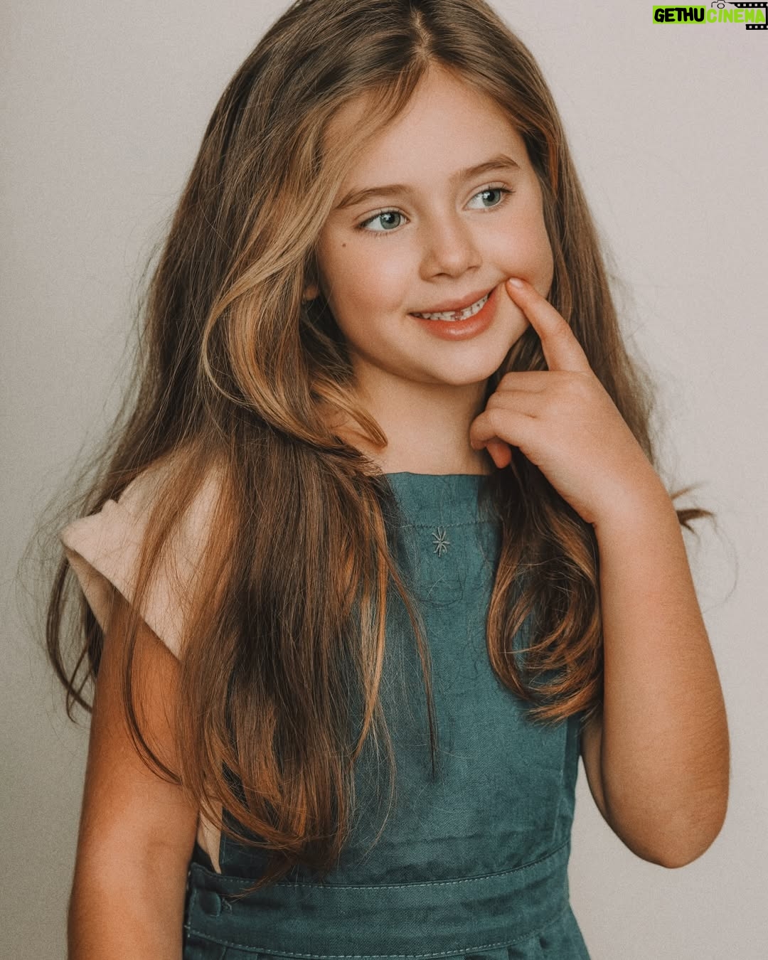Nikol Moravcová - 5.3K Likes - Tak a je to venku… a to doslova!
První vypadnutý zoubek. 🦷
Pro někoho možná maličkost, 
pro nás doják a první signální, 
že naše miminko pomalu dospívá🥹 

Nečekala jsem takovou lavinu v komentech u předchozího příspěvku a vaše tipy mi daly zajímavý zrcadlo.. 😅Takžeee bejby zatím nečekáme, vetší byt ani stěhování se taky zatím nekoná a botox fakt neplánuju. 

Jenom k nám přišla Zoubková víla a my si s Kajem uvědomili, jak ten čas brutálně letí. Sotva jsme jí naučili chodit a mluvit a teď už vybíráme školu. Úlet co?

Dělala jsem si takovej průzkum v okolí a musím říct, že informace o prvním vypadnutým zoubku rezonovala hlavně mezi maminkami, bezdětný kámoši jenom zvedli obočí a chtěli vidět kořeny... ty už ale odnesla víla Zubnička, sorry 😬🧚🏼‍♀️✨

Za úžasný fotky děkujeme naší milovaný @sankohrasko která mapuje naší rodinu už od začátku 💕 Moc děkujeme Alex 🫶🏼