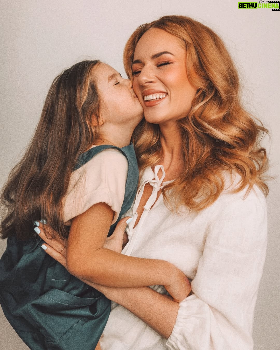 Nikol Moravcová - 5.3K Likes - Tak a je to venku… a to doslova!
První vypadnutý zoubek. 🦷
Pro někoho možná maličkost, 
pro nás doják a první signální, 
že naše miminko pomalu dospívá🥹 

Nečekala jsem takovou lavinu v komentech u předchozího příspěvku a vaše tipy mi daly zajímavý zrcadlo.. 😅Takžeee bejby zatím nečekáme, vetší byt ani stěhování se taky zatím nekoná a botox fakt neplánuju. 

Jenom k nám přišla Zoubková víla a my si s Kajem uvědomili, jak ten čas brutálně letí. Sotva jsme jí naučili chodit a mluvit a teď už vybíráme školu. Úlet co?

Dělala jsem si takovej průzkum v okolí a musím říct, že informace o prvním vypadnutým zoubku rezonovala hlavně mezi maminkami, bezdětný kámoši jenom zvedli obočí a chtěli vidět kořeny... ty už ale odnesla víla Zubnička, sorry 😬🧚🏼‍♀️✨

Za úžasný fotky děkujeme naší milovaný @sankohrasko která mapuje naší rodinu už od začátku 💕 Moc děkujeme Alex 🫶🏼
