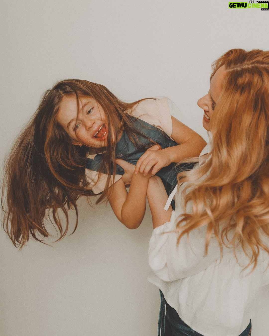 Nikol Moravcová - 5.3K Likes - Tak a je to venku… a to doslova!
První vypadnutý zoubek. 🦷
Pro někoho možná maličkost, 
pro nás doják a první signální, 
že naše miminko pomalu dospívá🥹 

Nečekala jsem takovou lavinu v komentech u předchozího příspěvku a vaše tipy mi daly zajímavý zrcadlo.. 😅Takžeee bejby zatím nečekáme, vetší byt ani stěhování se taky zatím nekoná a botox fakt neplánuju. 

Jenom k nám přišla Zoubková víla a my si s Kajem uvědomili, jak ten čas brutálně letí. Sotva jsme jí naučili chodit a mluvit a teď už vybíráme školu. Úlet co?

Dělala jsem si takovej průzkum v okolí a musím říct, že informace o prvním vypadnutým zoubku rezonovala hlavně mezi maminkami, bezdětný kámoši jenom zvedli obočí a chtěli vidět kořeny... ty už ale odnesla víla Zubnička, sorry 😬🧚🏼‍♀️✨

Za úžasný fotky děkujeme naší milovaný @sankohrasko která mapuje naší rodinu už od začátku 💕 Moc děkujeme Alex 🫶🏼