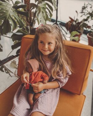 Nikol Moravcová Instagram - 4 roky a 4 dny 👩🏼‍🍼👶🏼🧒🏼👱🏼‍♀️
Víte co, začnu to odteď asi počítat na dny. Z mojí malý holčičky se pomalu stává slečna a každej novej den s ní je plnej novejch zážitků a úsměvů se zdviženým obočím. 

Tak to, že jezdí na kole a bruslích, už asi víte. 🛼 K její oblíbený fialový teď nově přibyly všechny barvy duhy 🎨 a nejvíc jí baví stříhání ✂️a lepení. Když zpívá ona tak nesmí nikdo další 🎤a pořád se trochu bojí vody, ale zavěsí se klidně ze žebřin hlavou dolů. 🦥

Nemá ráda česání, ale miluje (maminky) šminky.💄Nemusí meruňky, švestky ani brambory, ale ráda si dá olivy, kapari nebo avokádo.🥑

Její nejlepší kámoška je o 3 roky starší Marina a každý večer musí usínat s jinou hračkou, aby to ostatním nebylo líto. 🧸 Až bude velká tak chce řídit vlak, tancovat a starat se o zvířátka (hlavně hady a jednorožce). 🐍

Dokáže počítat do deseti ve 4 různých jazycích, ale vynechává zvratná slovesa. Když se koukne do sluníčka, tak si kýchne a po sladkým má sugar rush🍭, ale umí dokonale přesvědčovat, že : "maminko neboj, nebude šugl laš!"🤩

Umí nejvíc pevně obejmout a dává ty nejsladší pusinky a komplimenty. 🥰Naučila se šeptat a usínat sama. Otvírat mrazák a udělat uzel. Lakovat nehty💅🏼, obouvat boty. A popisovat svoje pocity. Třeba : "miluju vás nejvíc na světě lodičové moji" 🥹 

A my tebe taky, Violko naše! 🫶🏼 Děkujeme za každý den s Tebou @v_jako_violet ♋️

Fotila naše milovaná @sankohrasko 📷