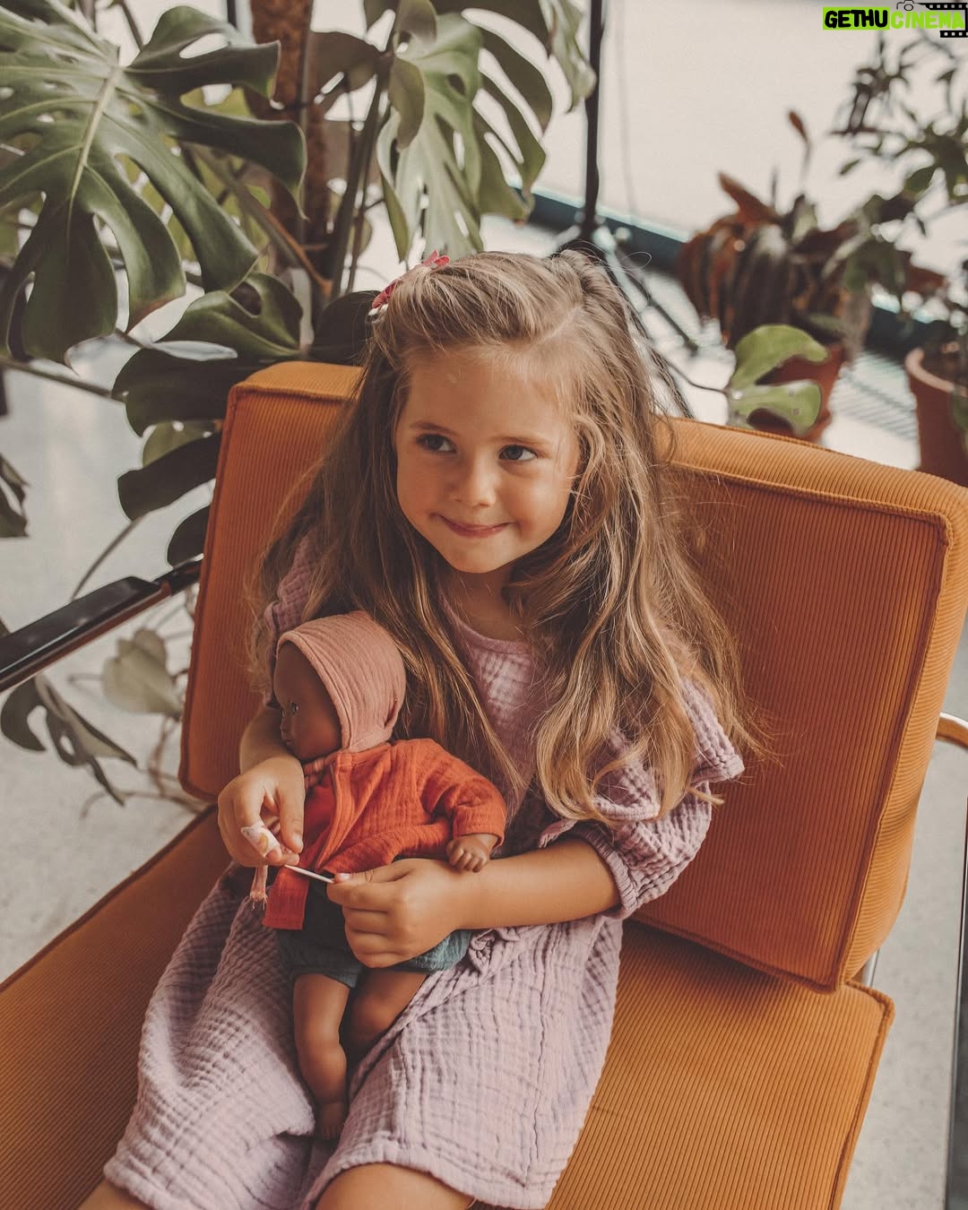Nikol Moravcová - 9.6K Likes - 4 roky a 4 dny 👩🏼‍🍼👶🏼🧒🏼👱🏼‍♀️
Víte co, začnu to odteď asi počítat na dny. Z mojí malý holčičky se pomalu stává slečna a každej novej den s ní je plnej novejch zážitků a úsměvů se zdviženým obočím. 

Tak to, že jezdí na kole a bruslích, už asi víte. 🛼 K její oblíbený fialový teď nově přibyly všechny barvy duhy 🎨 a nejvíc jí baví stříhání ✂️a lepení. Když zpívá ona tak nesmí nikdo další 🎤a pořád se trochu bojí vody, ale zavěsí se klidně ze žebřin hlavou dolů. 🦥

Nemá ráda česání, ale miluje (maminky) šminky.💄Nemusí meruňky, švestky ani brambory, ale ráda si dá olivy, kapari nebo avokádo.🥑

Její nejlepší kámoška je o 3 roky starší Marina a každý večer musí usínat s jinou hračkou, aby to ostatním nebylo líto. 🧸 Až bude velká tak chce řídit vlak, tancovat a starat se o zvířátka (hlavně hady a jednorožce). 🐍

Dokáže počítat do deseti ve 4 různých jazycích, ale vynechává zvratná slovesa. Když se koukne do sluníčka, tak si kýchne a po sladkým má sugar rush🍭, ale umí dokonale přesvědčovat, že : "maminko neboj, nebude šugl laš!"🤩

Umí nejvíc pevně obejmout a dává ty nejsladší pusinky a komplimenty. 🥰Naučila se šeptat a usínat sama. Otvírat mrazák a udělat uzel. Lakovat nehty💅🏼, obouvat boty. A popisovat svoje pocity. Třeba : "miluju vás nejvíc na světě lodičové moji" 🥹 

A my tebe taky, Violko naše! 🫶🏼 Děkujeme za každý den s Tebou @v_jako_violet ♋️

Fotila naše milovaná @sankohrasko 📷