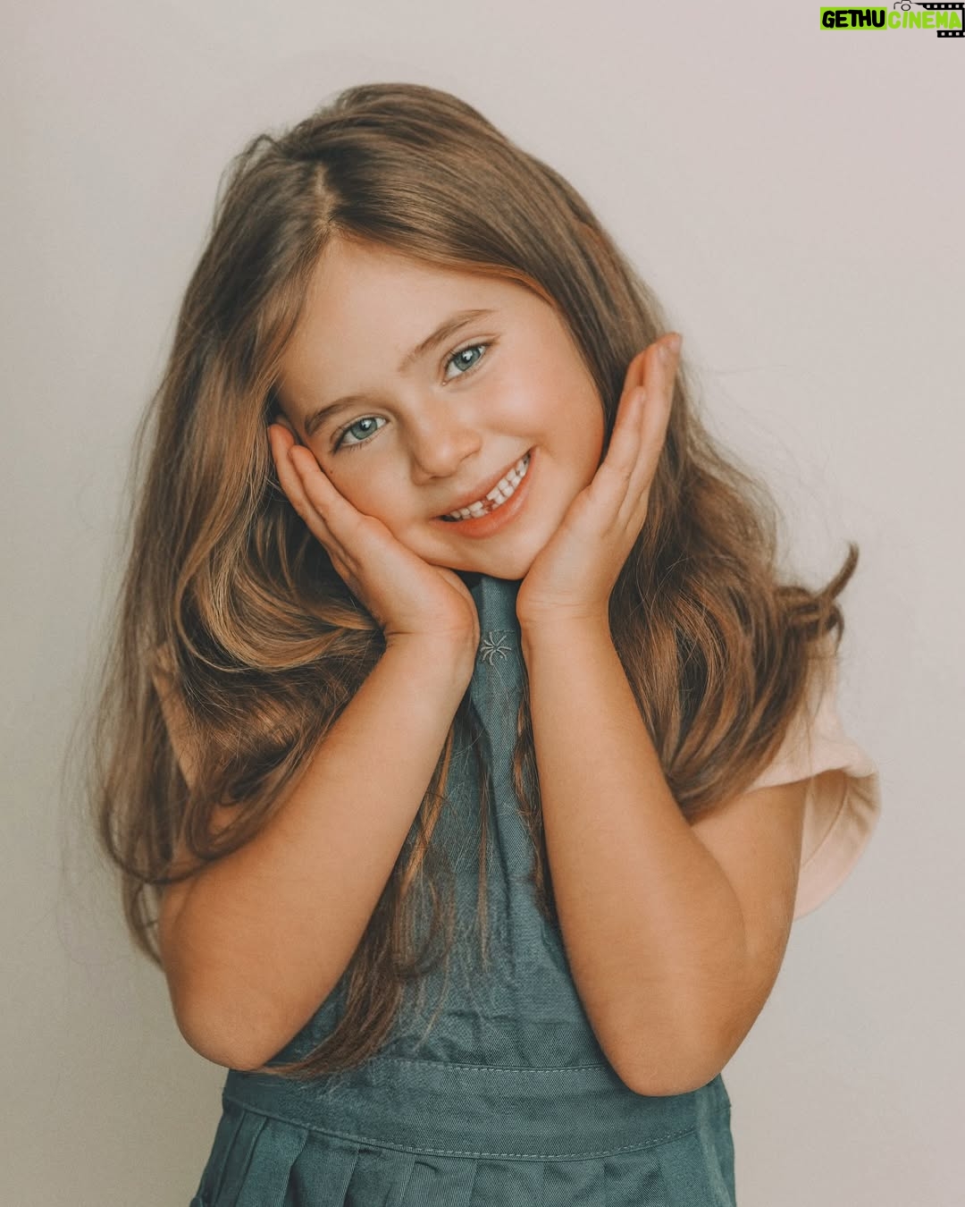 Nikol Moravcová - 5.3K Likes - Tak a je to venku… a to doslova!
První vypadnutý zoubek. 🦷
Pro někoho možná maličkost, 
pro nás doják a první signální, 
že naše miminko pomalu dospívá🥹 

Nečekala jsem takovou lavinu v komentech u předchozího příspěvku a vaše tipy mi daly zajímavý zrcadlo.. 😅Takžeee bejby zatím nečekáme, vetší byt ani stěhování se taky zatím nekoná a botox fakt neplánuju. 

Jenom k nám přišla Zoubková víla a my si s Kajem uvědomili, jak ten čas brutálně letí. Sotva jsme jí naučili chodit a mluvit a teď už vybíráme školu. Úlet co?

Dělala jsem si takovej průzkum v okolí a musím říct, že informace o prvním vypadnutým zoubku rezonovala hlavně mezi maminkami, bezdětný kámoši jenom zvedli obočí a chtěli vidět kořeny... ty už ale odnesla víla Zubnička, sorry 😬🧚🏼‍♀️✨

Za úžasný fotky děkujeme naší milovaný @sankohrasko která mapuje naší rodinu už od začátku 💕 Moc děkujeme Alex 🫶🏼