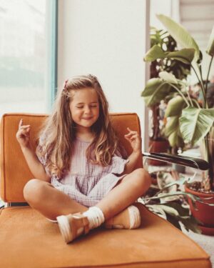 Nikol Moravcová Instagram - 4 roky a 4 dny 👩🏼‍🍼👶🏼🧒🏼👱🏼‍♀️
Víte co, začnu to odteď asi počítat na dny. Z mojí malý holčičky se pomalu stává slečna a každej novej den s ní je plnej novejch zážitků a úsměvů se zdviženým obočím. 

Tak to, že jezdí na kole a bruslích, už asi víte. 🛼 K její oblíbený fialový teď nově přibyly všechny barvy duhy 🎨 a nejvíc jí baví stříhání ✂️a lepení. Když zpívá ona tak nesmí nikdo další 🎤a pořád se trochu bojí vody, ale zavěsí se klidně ze žebřin hlavou dolů. 🦥

Nemá ráda česání, ale miluje (maminky) šminky.💄Nemusí meruňky, švestky ani brambory, ale ráda si dá olivy, kapari nebo avokádo.🥑

Její nejlepší kámoška je o 3 roky starší Marina a každý večer musí usínat s jinou hračkou, aby to ostatním nebylo líto. 🧸 Až bude velká tak chce řídit vlak, tancovat a starat se o zvířátka (hlavně hady a jednorožce). 🐍

Dokáže počítat do deseti ve 4 různých jazycích, ale vynechává zvratná slovesa. Když se koukne do sluníčka, tak si kýchne a po sladkým má sugar rush🍭, ale umí dokonale přesvědčovat, že : "maminko neboj, nebude šugl laš!"🤩

Umí nejvíc pevně obejmout a dává ty nejsladší pusinky a komplimenty. 🥰Naučila se šeptat a usínat sama. Otvírat mrazák a udělat uzel. Lakovat nehty💅🏼, obouvat boty. A popisovat svoje pocity. Třeba : "miluju vás nejvíc na světě lodičové moji" 🥹 

A my tebe taky, Violko naše! 🫶🏼 Děkujeme za každý den s Tebou @v_jako_violet ♋️

Fotila naše milovaná @sankohrasko 📷