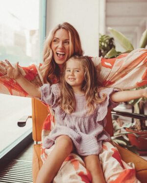 Nikol Moravcová Instagram - 4 roky a 4 dny 👩🏼‍🍼👶🏼🧒🏼👱🏼‍♀️
Víte co, začnu to odteď asi počítat na dny. Z mojí malý holčičky se pomalu stává slečna a každej novej den s ní je plnej novejch zážitků a úsměvů se zdviženým obočím. 

Tak to, že jezdí na kole a bruslích, už asi víte. 🛼 K její oblíbený fialový teď nově přibyly všechny barvy duhy 🎨 a nejvíc jí baví stříhání ✂️a lepení. Když zpívá ona tak nesmí nikdo další 🎤a pořád se trochu bojí vody, ale zavěsí se klidně ze žebřin hlavou dolů. 🦥

Nemá ráda česání, ale miluje (maminky) šminky.💄Nemusí meruňky, švestky ani brambory, ale ráda si dá olivy, kapari nebo avokádo.🥑

Její nejlepší kámoška je o 3 roky starší Marina a každý večer musí usínat s jinou hračkou, aby to ostatním nebylo líto. 🧸 Až bude velká tak chce řídit vlak, tancovat a starat se o zvířátka (hlavně hady a jednorožce). 🐍

Dokáže počítat do deseti ve 4 různých jazycích, ale vynechává zvratná slovesa. Když se koukne do sluníčka, tak si kýchne a po sladkým má sugar rush🍭, ale umí dokonale přesvědčovat, že : "maminko neboj, nebude šugl laš!"🤩

Umí nejvíc pevně obejmout a dává ty nejsladší pusinky a komplimenty. 🥰Naučila se šeptat a usínat sama. Otvírat mrazák a udělat uzel. Lakovat nehty💅🏼, obouvat boty. A popisovat svoje pocity. Třeba : "miluju vás nejvíc na světě lodičové moji" 🥹 

A my tebe taky, Violko naše! 🫶🏼 Děkujeme za každý den s Tebou @v_jako_violet ♋️

Fotila naše milovaná @sankohrasko 📷