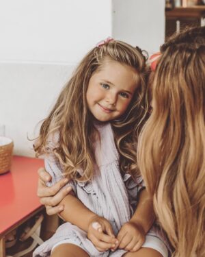 Nikol Moravcová Instagram - 4 roky a 4 dny 👩🏼‍🍼👶🏼🧒🏼👱🏼‍♀️
Víte co, začnu to odteď asi počítat na dny. Z mojí malý holčičky se pomalu stává slečna a každej novej den s ní je plnej novejch zážitků a úsměvů se zdviženým obočím. 

Tak to, že jezdí na kole a bruslích, už asi víte. 🛼 K její oblíbený fialový teď nově přibyly všechny barvy duhy 🎨 a nejvíc jí baví stříhání ✂️a lepení. Když zpívá ona tak nesmí nikdo další 🎤a pořád se trochu bojí vody, ale zavěsí se klidně ze žebřin hlavou dolů. 🦥

Nemá ráda česání, ale miluje (maminky) šminky.💄Nemusí meruňky, švestky ani brambory, ale ráda si dá olivy, kapari nebo avokádo.🥑

Její nejlepší kámoška je o 3 roky starší Marina a každý večer musí usínat s jinou hračkou, aby to ostatním nebylo líto. 🧸 Až bude velká tak chce řídit vlak, tancovat a starat se o zvířátka (hlavně hady a jednorožce). 🐍

Dokáže počítat do deseti ve 4 různých jazycích, ale vynechává zvratná slovesa. Když se koukne do sluníčka, tak si kýchne a po sladkým má sugar rush🍭, ale umí dokonale přesvědčovat, že : "maminko neboj, nebude šugl laš!"🤩

Umí nejvíc pevně obejmout a dává ty nejsladší pusinky a komplimenty. 🥰Naučila se šeptat a usínat sama. Otvírat mrazák a udělat uzel. Lakovat nehty💅🏼, obouvat boty. A popisovat svoje pocity. Třeba : "miluju vás nejvíc na světě lodičové moji" 🥹 

A my tebe taky, Violko naše! 🫶🏼 Děkujeme za každý den s Tebou @v_jako_violet ♋️

Fotila naše milovaná @sankohrasko 📷