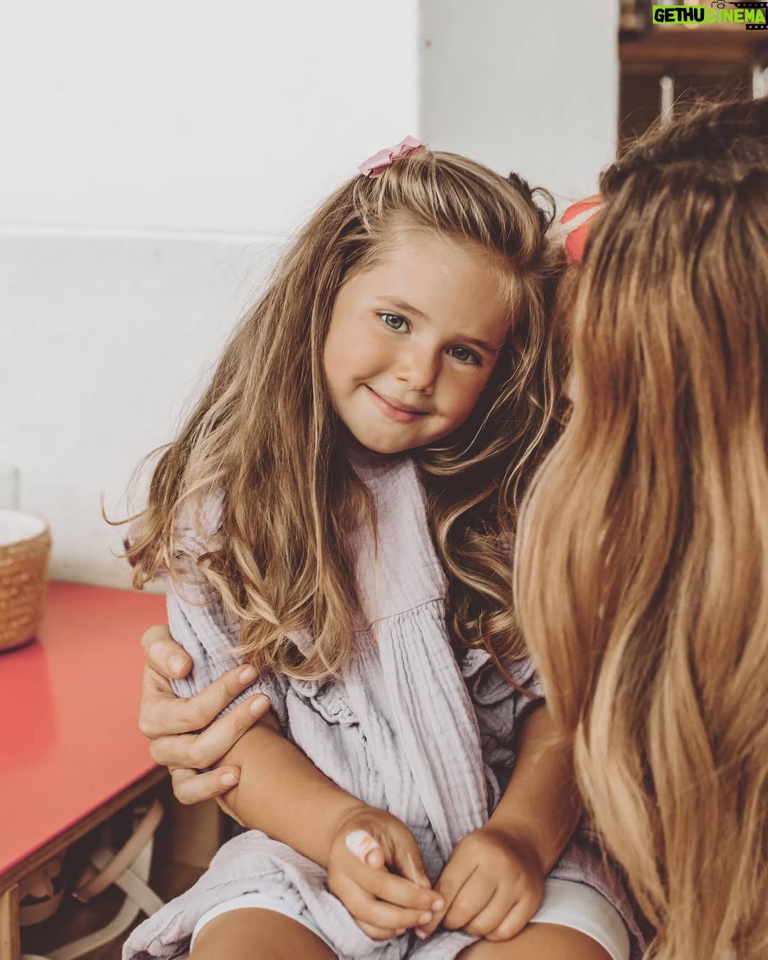 Nikol Moravcová - 9.6K Likes - 4 roky a 4 dny 👩🏼‍🍼👶🏼🧒🏼👱🏼‍♀️
Víte co, začnu to odteď asi počítat na dny. Z mojí malý holčičky se pomalu stává slečna a každej novej den s ní je plnej novejch zážitků a úsměvů se zdviženým obočím. 

Tak to, že jezdí na kole a bruslích, už asi víte. 🛼 K její oblíbený fialový teď nově přibyly všechny barvy duhy 🎨 a nejvíc jí baví stříhání ✂️a lepení. Když zpívá ona tak nesmí nikdo další 🎤a pořád se trochu bojí vody, ale zavěsí se klidně ze žebřin hlavou dolů. 🦥

Nemá ráda česání, ale miluje (maminky) šminky.💄Nemusí meruňky, švestky ani brambory, ale ráda si dá olivy, kapari nebo avokádo.🥑

Její nejlepší kámoška je o 3 roky starší Marina a každý večer musí usínat s jinou hračkou, aby to ostatním nebylo líto. 🧸 Až bude velká tak chce řídit vlak, tancovat a starat se o zvířátka (hlavně hady a jednorožce). 🐍

Dokáže počítat do deseti ve 4 různých jazycích, ale vynechává zvratná slovesa. Když se koukne do sluníčka, tak si kýchne a po sladkým má sugar rush🍭, ale umí dokonale přesvědčovat, že : "maminko neboj, nebude šugl laš!"🤩

Umí nejvíc pevně obejmout a dává ty nejsladší pusinky a komplimenty. 🥰Naučila se šeptat a usínat sama. Otvírat mrazák a udělat uzel. Lakovat nehty💅🏼, obouvat boty. A popisovat svoje pocity. Třeba : "miluju vás nejvíc na světě lodičové moji" 🥹 

A my tebe taky, Violko naše! 🫶🏼 Děkujeme za každý den s Tebou @v_jako_violet ♋️

Fotila naše milovaná @sankohrasko 📷