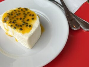 Nimura Sawa Instagram - かわいいケーキとメッセージお手紙、
ありがとうありがとうありがとう。
いろいろと用意して私に送ってくれるのがほんと可愛くて、可愛いくて。愛おしいでございます。
31歳も良き一年にします⍢⃝⭐︎
お誕生日はショートケーキを食べるつもりです。

美味しいもの食べて、また頑張ろうね🍂