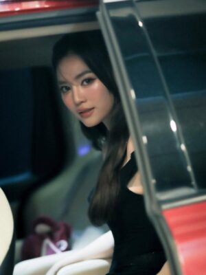 Ninh Duong Lan Ngoc Instagram - Đánh Liều 😊
#ninhduonglanngoc #ndln #event #outfits
@longichi @hiwon2412 @ononmm.monde @windynguyen216