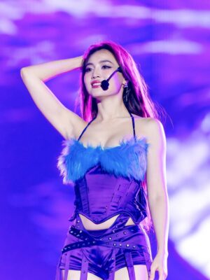 Ninh Duong Lan Ngoc Instagram - Cô bé bụng mỡ , nhịn ăn nguyên này choáng váng, mai xin nghỉ haha chỉ vì ko thể bóp bụng được nữa 😁
Stylist: Long Ichi
Stylist Assistant: Khai Minh
👗 @theonly_hwng
💋 Trúc Linh teamHiwon
Hair MinH Anh
📸 Bảo Trần