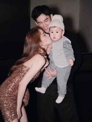 Nini Ouyang Instagram - 這應該就是幸福的樣子吧!✨
謝謝老公願意帶著兒子陪我趴趴走~
一起工作一起生活❣️
平安YA
希望大家平安又健康🎄❤️
Merry Xmas 聖誕快樂喲~
#niniouyang2025