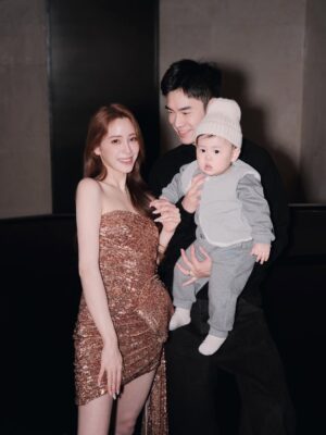 Nini Ouyang Instagram - 這應該就是幸福的樣子吧!✨
謝謝老公願意帶著兒子陪我趴趴走~
一起工作一起生活❣️
平安YA
希望大家平安又健康🎄❤️
Merry Xmas 聖誕快樂喲~
#niniouyang2025