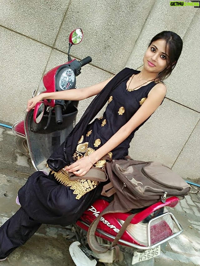 Nishu Tiwari - 185.4K Likes - 2016 Wali Nishu 🤣😍

#2016