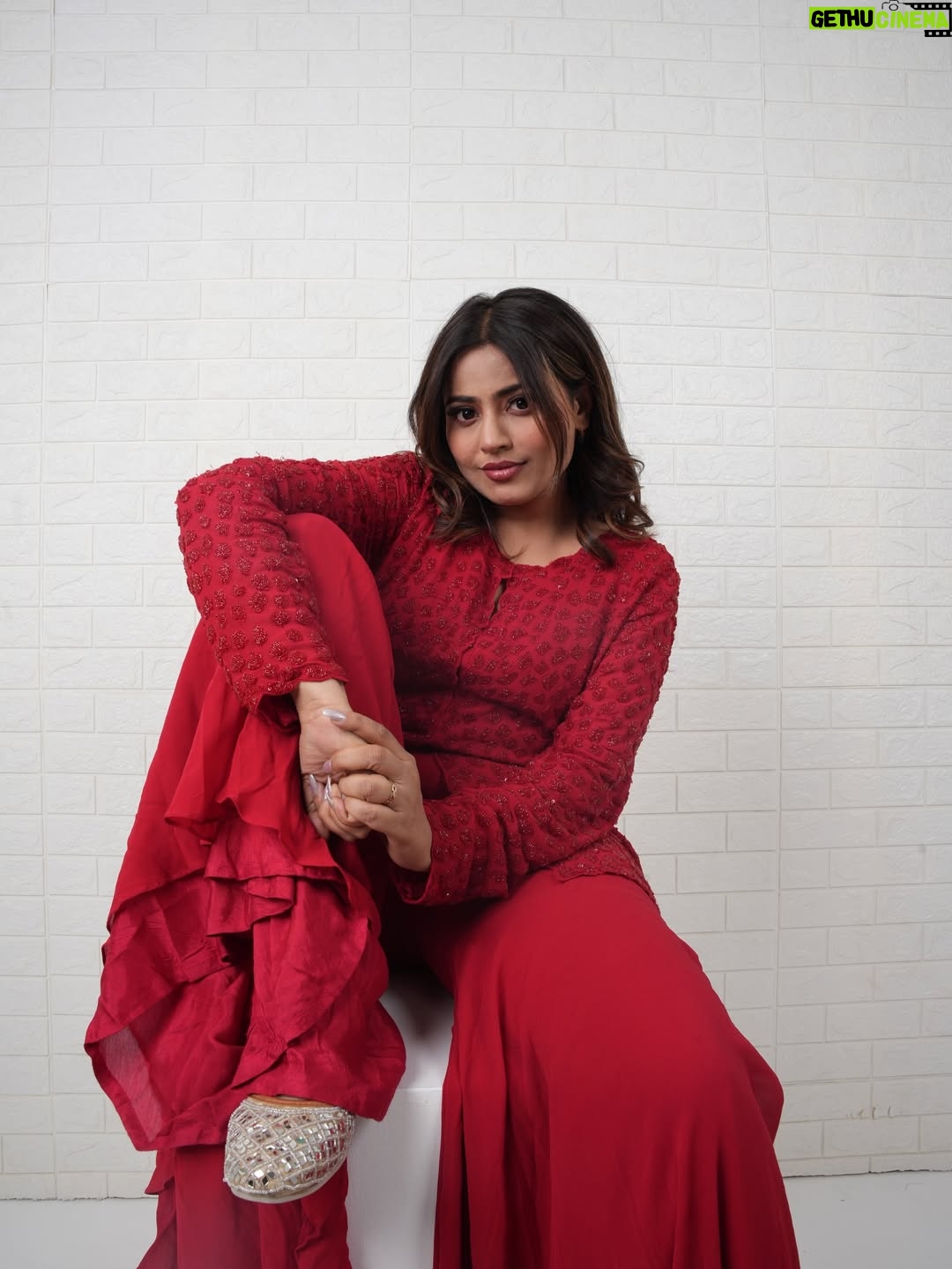 Nishu Tiwari - 138.9K Likes - कबूतरी 🕊️

Outfit - @nainica_divas 
📸 - @abhishekksrm

Studio - @povstudios.ind