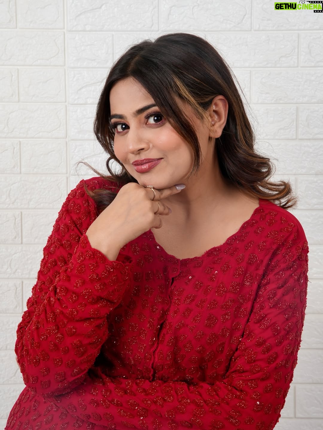 Nishu Tiwari - 138.9K Likes - कबूतरी 🕊️

Outfit - @nainica_divas 
📸 - @abhishekksrm

Studio - @povstudios.ind