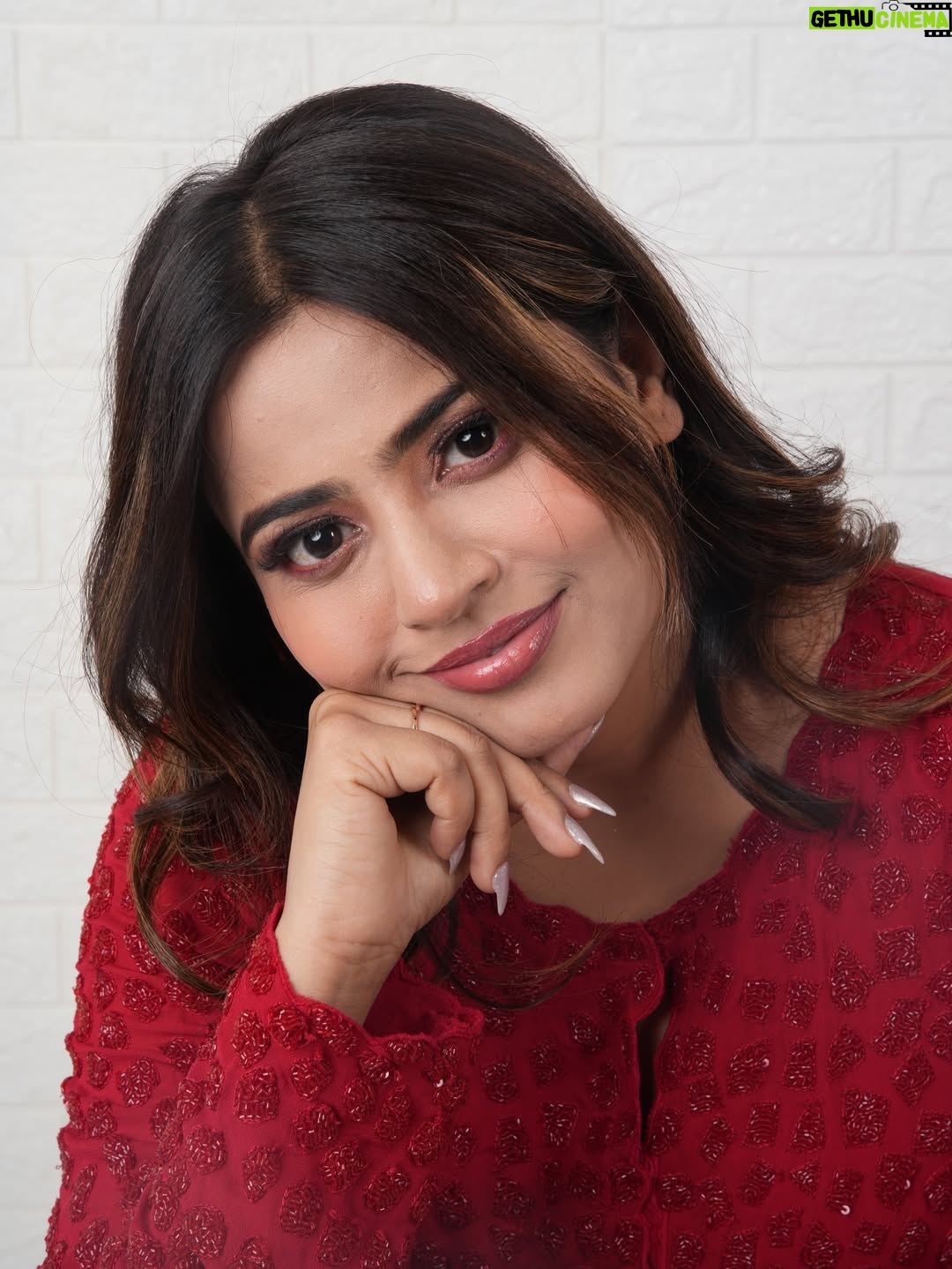 Nishu Tiwari - 138.9K Likes - कबूतरी 🕊️

Outfit - @nainica_divas 
📸 - @abhishekksrm

Studio - @povstudios.ind