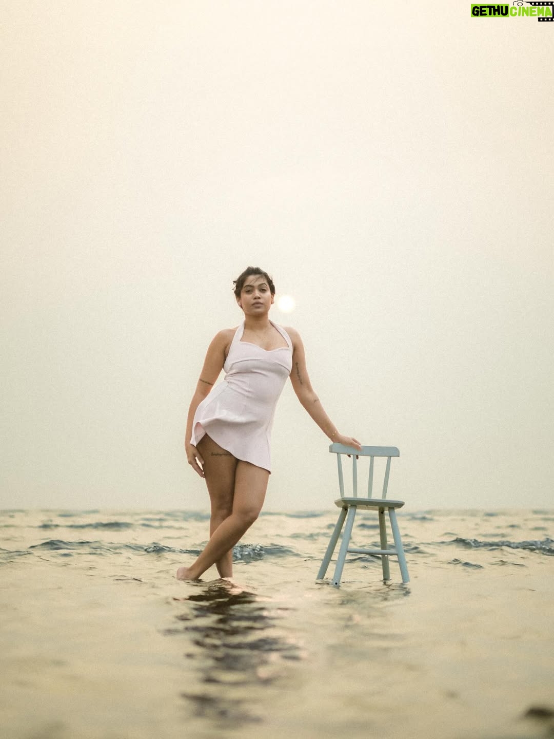 Nita Shilimkar - 327.2K Likes - Ocean therapy 🤍
.
.
.
📸 : @ashwin.tidke9 
Edit : @saetenation 
.
.
#nita #beach #pink #love #fashion