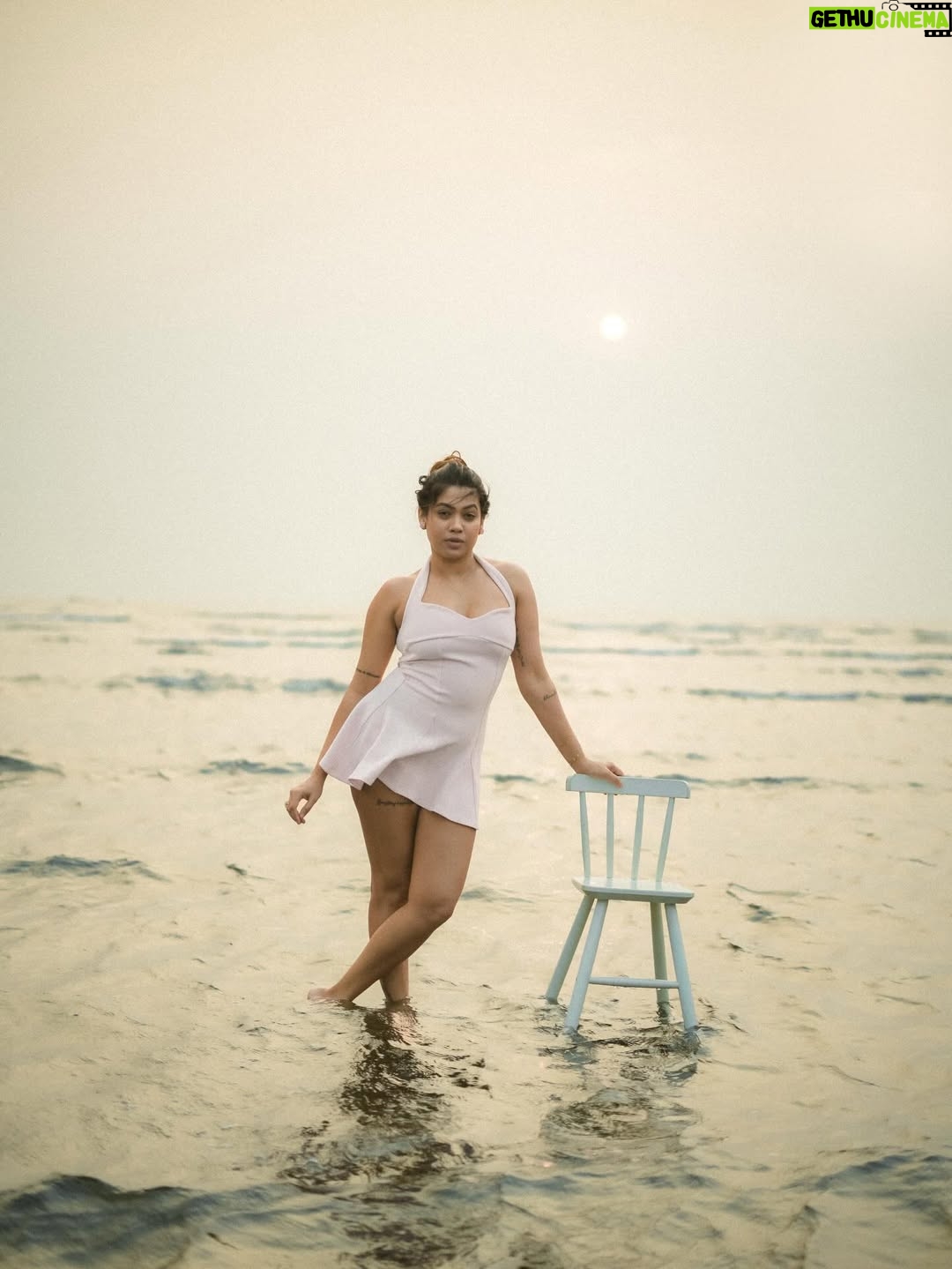 Nita Shilimkar - 327.2K Likes - Ocean therapy 🤍
.
.
.
📸 : @ashwin.tidke9 
Edit : @saetenation 
.
.
#nita #beach #pink #love #fashion