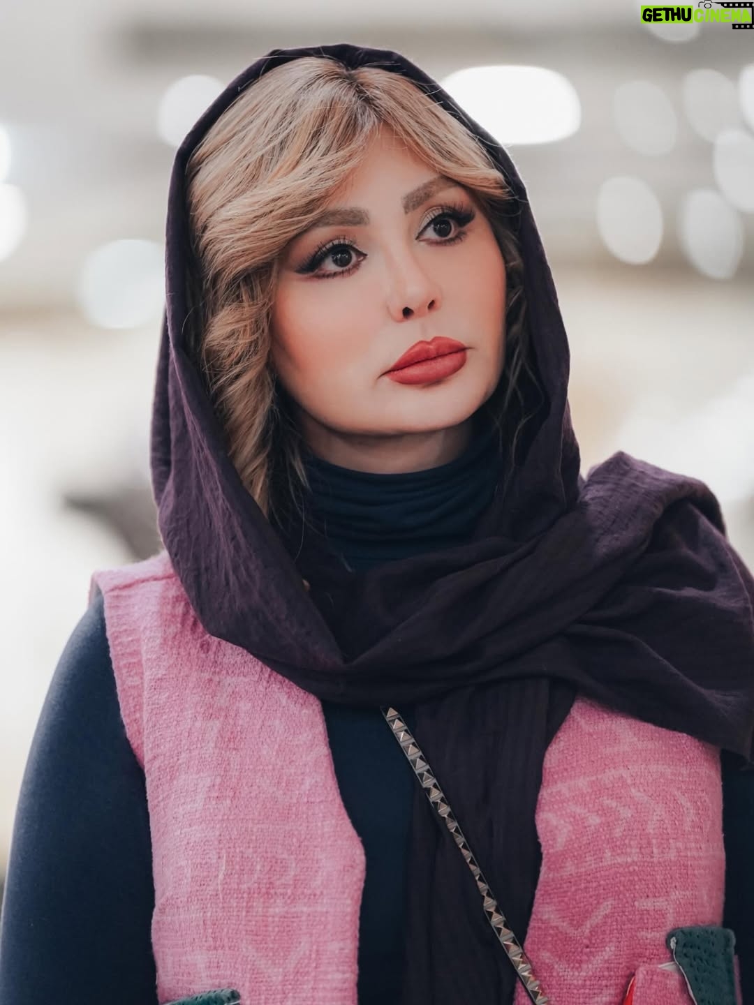 Niusha Zeighami - 3 Likes - تمام روح و جان من 
خلاصه در سرزمینی ست 
که مردمانش مهربان ترین و خالص ترین
و لایق ترینند♥️