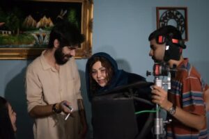 Niusha Zeighami Instagram - بعد یکی از سخت ترین ‌
سکانسهای فیلم شب سرد
حال همه مون خوب شد از دیدنش روی مونیتور

#شب_سرد 
@real_amirtavakoli 
@mohamdzolfaqari