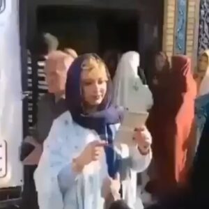 Niusha Zeighami Instagram - با درود به ملت صبور و شریف ایران 
این روزها، به اندازه‌ی کافی از اخبار تلخ و گاه دروغین، رنجور هستم و ترجیح میدم به دور از هیاهو و هر گونه جهت گیری سیاسی منتظر باشم معجزه ای رخ دهد که حال دل همه ما بهتر شود
متاسفانه این فیلم که مربوط به انتخابات سال نود و شش هست به صورت گسترده در فضای مجازی منسوب به امروز شده است

خواستم صادقانه و خالصانه اعتراف کنم که پس از تجربه قبلی دیگر هرگز بدون داشتن علم و سواد کافی در هیچ موضوع مهم اجتماعی جهت گیری نخواهم کرد 
برای همه شما عزیزان آرزمند بهترینها هستم
یا حق
؛