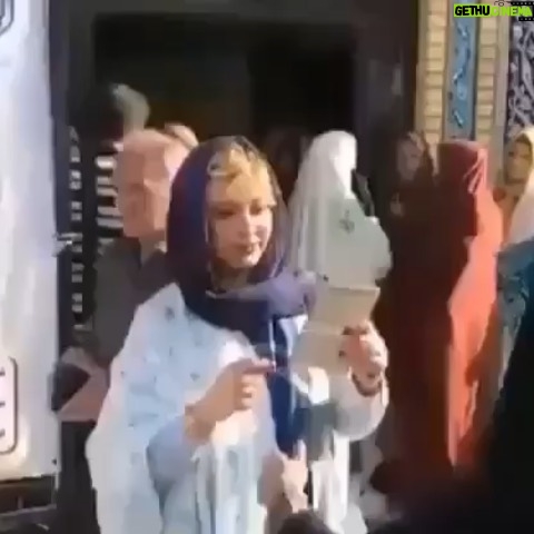 Niusha Zeighami - 80.8K Likes - با درود به ملت صبور و شریف ایران 
این روزها، به اندازه‌ی کافی از اخبار تلخ و گاه دروغین، رنجور هستم و ترجیح میدم به دور از هیاهو و هر گونه جهت گیری سیاسی منتظر باشم معجزه ای رخ دهد که حال دل همه ما بهتر شود
متاسفانه این فیلم که مربوط به انتخابات سال نود و شش هست به صورت گسترده در فضای مجازی منسوب به امروز شده است

خواستم صادقانه و خالصانه اعتراف کنم که پس از تجربه قبلی دیگر هرگز بدون داشتن علم و سواد کافی در هیچ موضوع مهم اجتماعی جهت گیری نخواهم کرد 
برای همه شما عزیزان آرزمند بهترینها هستم
یا حق
؛
