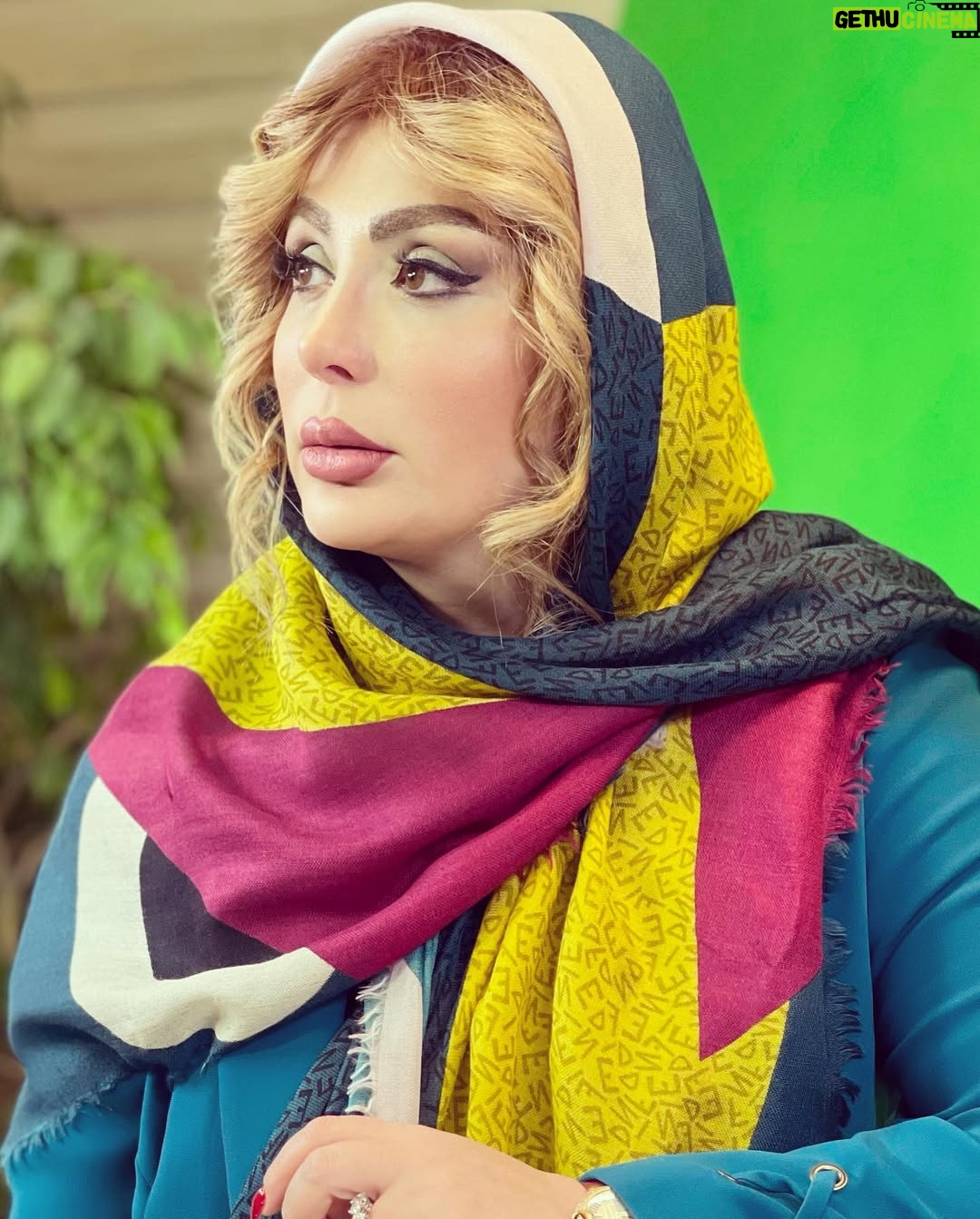 Niusha Zeighami - 86.8K Likes - و این منم 
زنی تنها 
در آستانه فصلی سرد،
در ابتدای درک هستی الوده زمین
و یأس ساده و غمناک آسمان
و ناتوانی این دستهای سیمانی

#نیوشاضیغمی 
#فروغ_فرخزاد 
#تنهایی