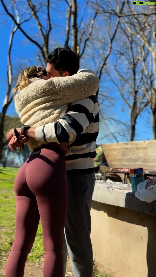 Noelia Marzol - 66.1K Likes - 200 km de ida y 200 de de vuelta en una tarde.
2 funciones por delante me esperan…
pero quien me quita lo bailado! un asado en el camping lo vale!