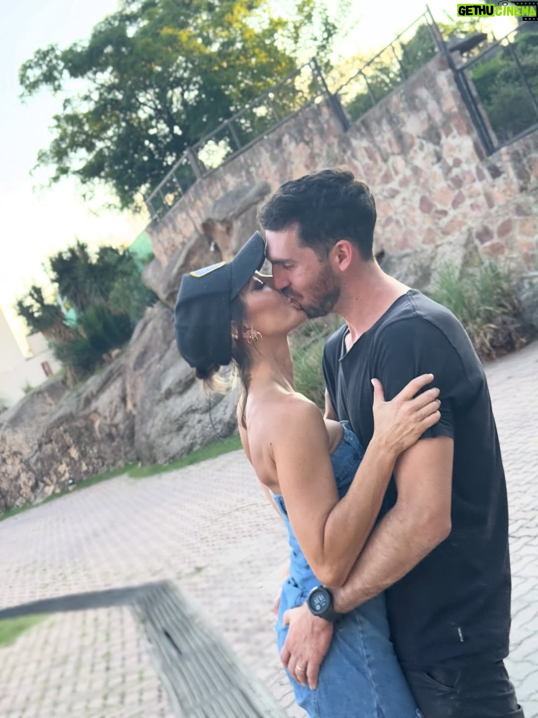 Noelia Marzol - 82.9K Likes - 6 años amor…
decime si no la vivimos 🤣
pasó de todo, y todo fue cambiando, salvo una cosa. Somos equipo.

Te amo viejo. ❤️
