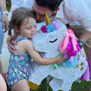 Noelia Marzol Instagram - Cumple súper feliz de Alfon!

Gracias a todos los que participaron de este mega festejo un año más 🤍 porque  además de grandes profesionales son hermosas personas y Lo bueno se repite. 🤗

Les dejo LA data:

👩🏽‍💻💐 planificación y deco @lapergolaeventos_ 
🪑⛱️ alquiler de mibiliario y sombrillas @bcm_livings 
🍕pizza party @pizzapartykingcatering 
🎂 torta y candy @tortasjuly.ar 
🎈inflables @laspipisparty 
✨stand de glitter @glitterfactoryok