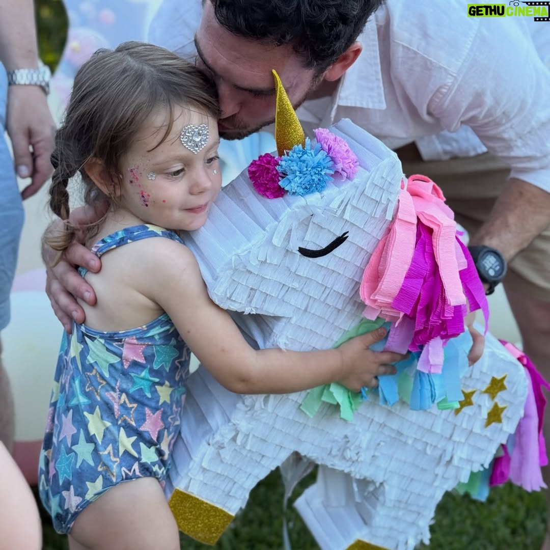 Noelia Marzol - 47.4K Likes - Cumple súper feliz de Alfon!

Gracias a todos los que participaron de este mega festejo un año más 🤍 porque  además de grandes profesionales son hermosas personas y Lo bueno se repite. 🤗

Les dejo LA data:

👩🏽‍💻💐 planificación y deco @lapergolaeventos_ 
🪑⛱️ alquiler de mibiliario y sombrillas @bcm_livings 
🍕pizza party @pizzapartykingcatering 
🎂 torta y candy @tortasjuly.ar 
🎈inflables @laspipisparty 
✨stand de glitter @glitterfactoryok