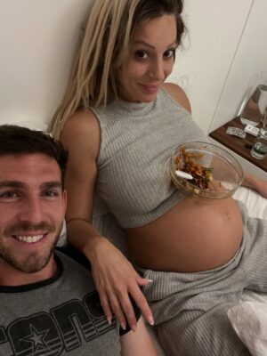 Noelia Marzol Instagram - 6 años amor…
decime si no la vivimos 🤣
pasó de todo, y todo fue cambiando, salvo una cosa. Somos equipo.

Te amo viejo. ❤️