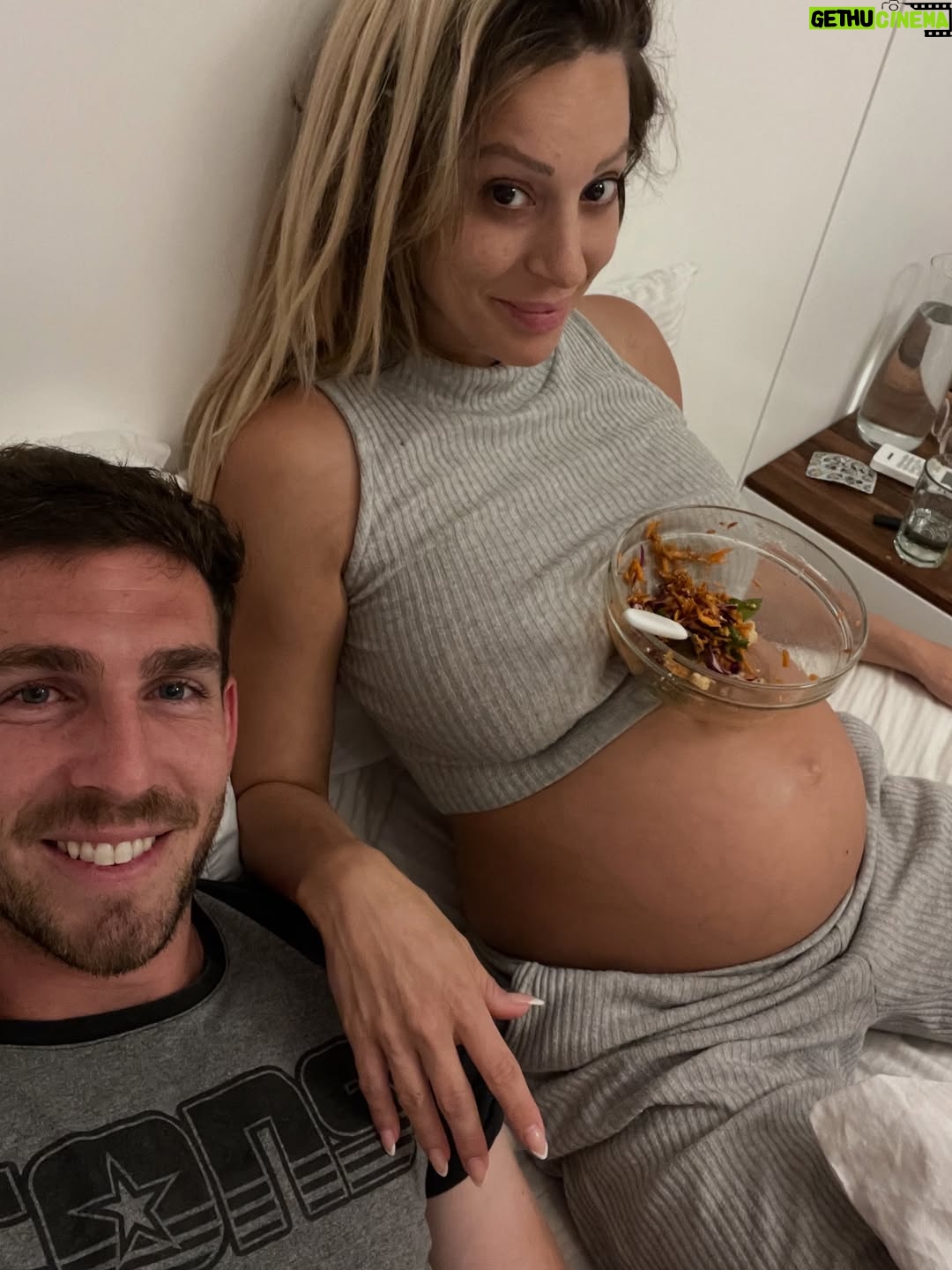Noelia Marzol - 82.9K Likes - 6 años amor…
decime si no la vivimos 🤣
pasó de todo, y todo fue cambiando, salvo una cosa. Somos equipo.

Te amo viejo. ❤️