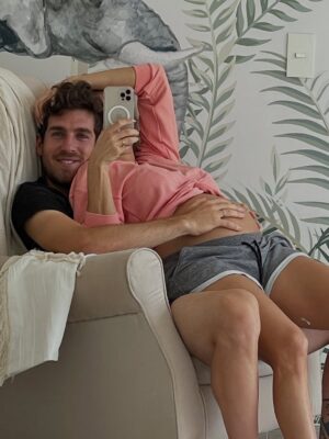 Noelia Marzol Instagram - 6 años amor…
decime si no la vivimos 🤣
pasó de todo, y todo fue cambiando, salvo una cosa. Somos equipo.

Te amo viejo. ❤️