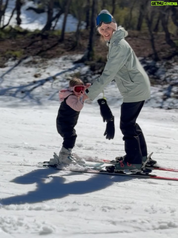Noelia Marzol - 40.1K Likes - Lo que nos reímos hoy!! 
Increíble @lagohermososki . No conocía, me pareció alucinante! y la atención de todos es tan linda que uno se siento mejor aún ❤️
Lindas pistas, lindos medios, lindo resto, buenos equipos del re tal, buenos profes! Súper día! 
Miren todo lo que que hicimos!!