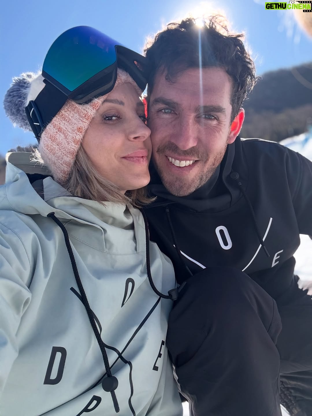 Noelia Marzol - 40.1K Likes - Lo que nos reímos hoy!! 
Increíble @lagohermososki . No conocía, me pareció alucinante! y la atención de todos es tan linda que uno se siento mejor aún ❤️
Lindas pistas, lindos medios, lindo resto, buenos equipos del re tal, buenos profes! Súper día! 
Miren todo lo que que hicimos!!