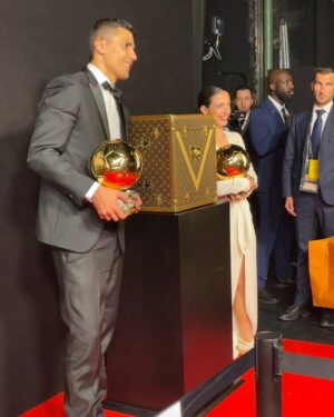 Noemí de Miguel Instagram - TBT 🖤 GALA DEL BALÓN DE ORO 2024 ⚜️

Vuelvo a París para dar las gracias a todo el equipazo del que disfrute para mi primera experiencia en la Gala del Balón de Oro. Lo disfruté mucho. 

Gracias x ese outfit maravilloso de @pat.gc con
@koahari.spain 
@fabracomunicacion 
@hublot_iberia @hublot 
@luxenteroficial 
@trastiendapress 
@twentyfourhaitch 
@n35_showroom

Y a @miahernandez.muah 💄 maquillaje x paseo parisino y 🥐 🤍