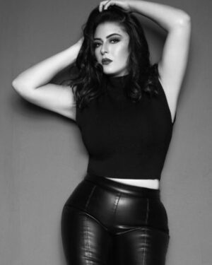 Noha Abdeen Instagram - Photographer @hossin_basha Hairdresser @ahmedtalaat_hair_style #blachandwhite #black