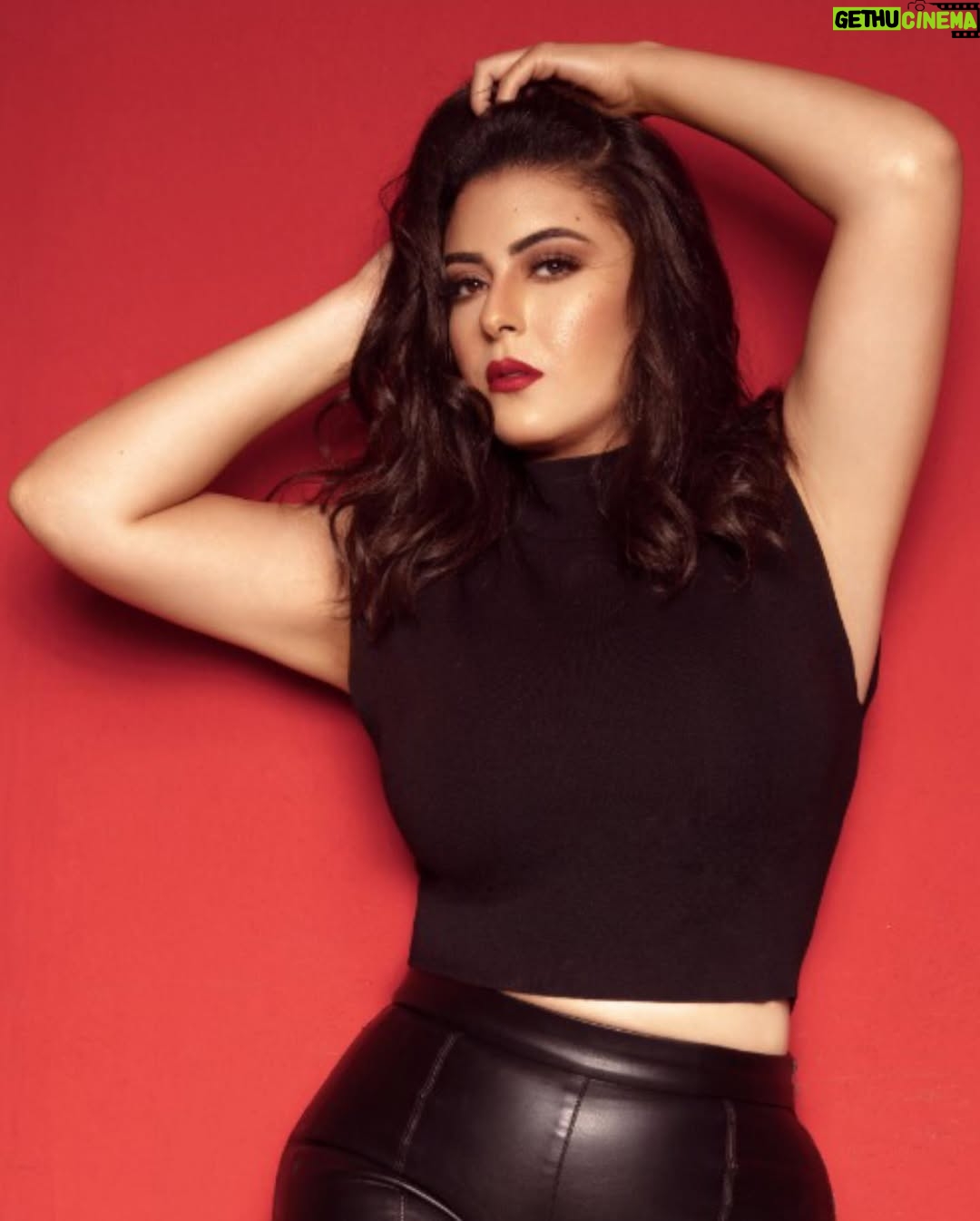 Noha Abdeen - 20.7K Likes - Photographer @hossin_basha  Hairdresser @ahmedtalaat_hair_style  #blachandwhite #black
