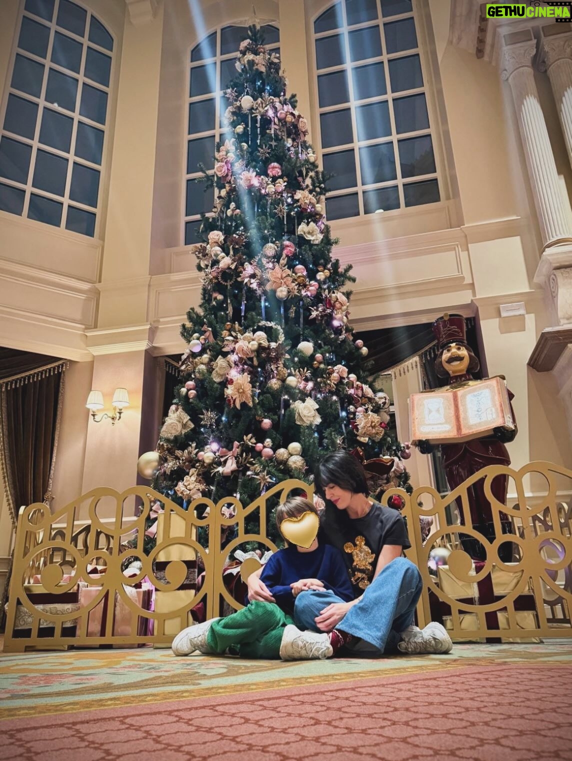 Nolwenn Leroy - 7.1K Likes - De retour en famille à @disneylandparis pour une parenthèse enchantée, entre décors féeriques, musique et émerveillement à chaque instant🤩✨✨
Merci @sarahsettbon & toute l’équipe du parc pour cet accueil chaleureux et pour ces souvenirs précieux qui rendent les fêtes de Noël encore plus magiques🎄🎁🎅🏼❤️💚 💫 #DisneylandParis #MagieDeNoël #MerciDisney