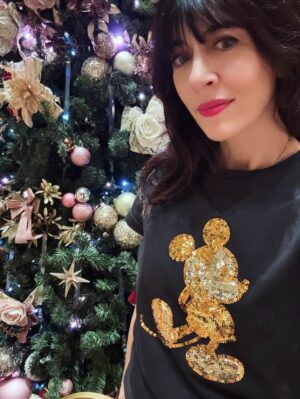 Nolwenn Leroy Instagram - De retour en famille à @disneylandparis pour une parenthèse enchantée, entre décors féeriques, musique et émerveillement à chaque instant🤩✨✨
Merci @sarahsettbon & toute l’équipe du parc pour cet accueil chaleureux et pour ces souvenirs précieux qui rendent les fêtes de Noël encore plus magiques🎄🎁🎅🏼❤️💚 💫 #DisneylandParis #MagieDeNoël #MerciDisney