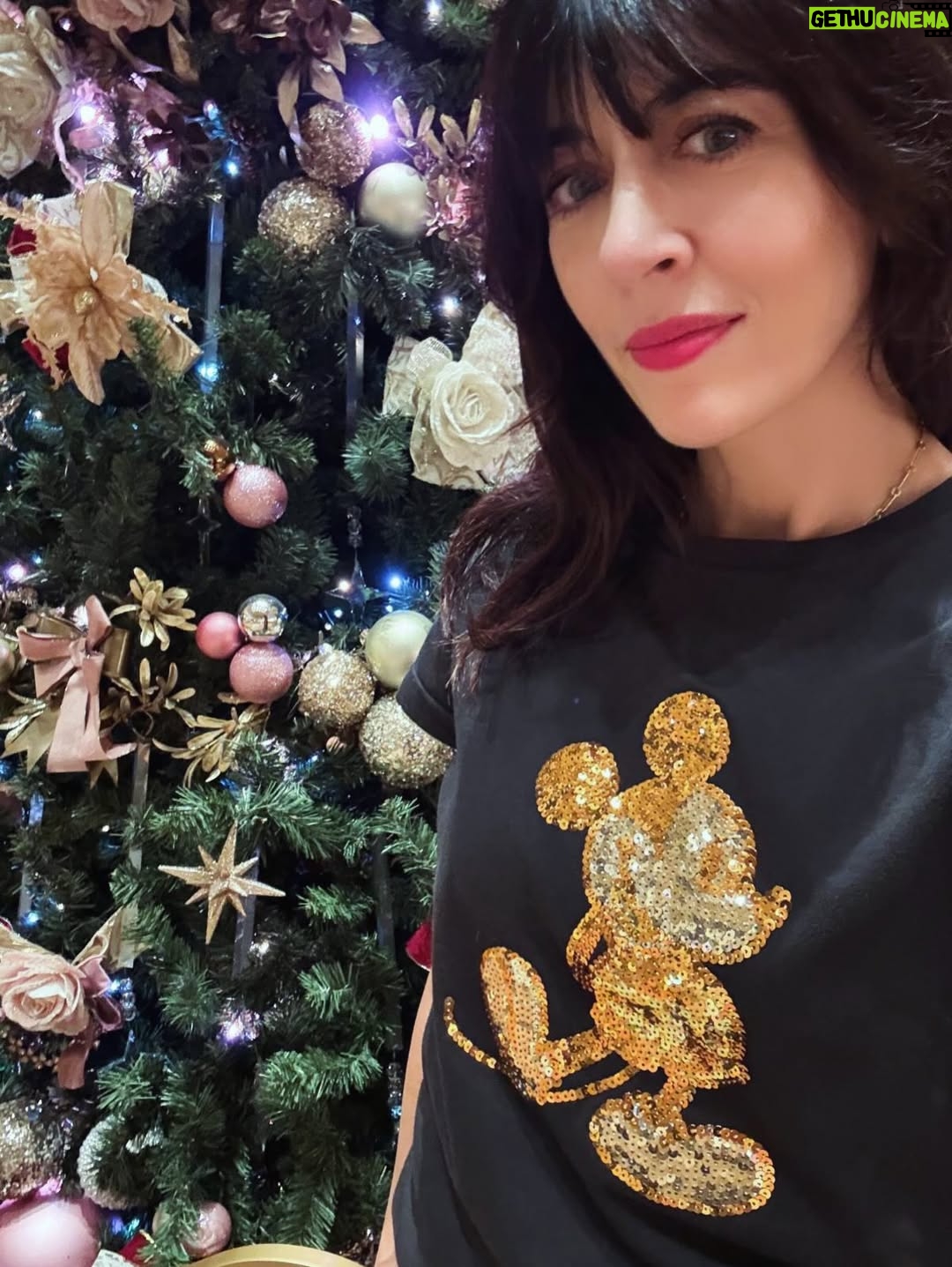Nolwenn Leroy - 7.1K Likes - De retour en famille à @disneylandparis pour une parenthèse enchantée, entre décors féeriques, musique et émerveillement à chaque instant🤩✨✨
Merci @sarahsettbon & toute l’équipe du parc pour cet accueil chaleureux et pour ces souvenirs précieux qui rendent les fêtes de Noël encore plus magiques🎄🎁🎅🏼❤️💚 💫 #DisneylandParis #MagieDeNoël #MerciDisney