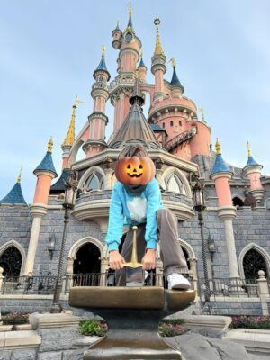 Nolwenn Leroy Instagram - Un immense merci @disneylandparis pour cette journée inoubliable en famille, à l’occasion du Festival Halloween! Toute première visite de mon petit garçon dans cet univers magique !🎃👻✨ #PremièreVisite #MagieDisney #festivalhalloweendisney #halloweenvibes