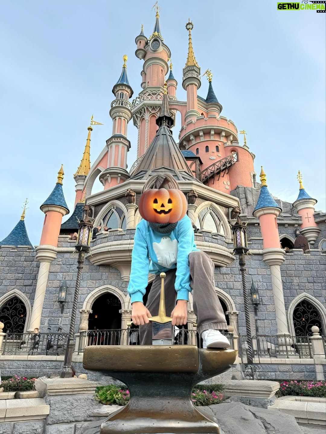 Nolwenn Leroy - 12.8K Likes - Un immense merci @disneylandparis pour cette journée inoubliable en famille, à l’occasion du Festival Halloween! Toute première visite de mon petit garçon dans cet univers magique !🎃👻✨ #PremièreVisite #MagieDisney #festivalhalloweendisney #halloweenvibes