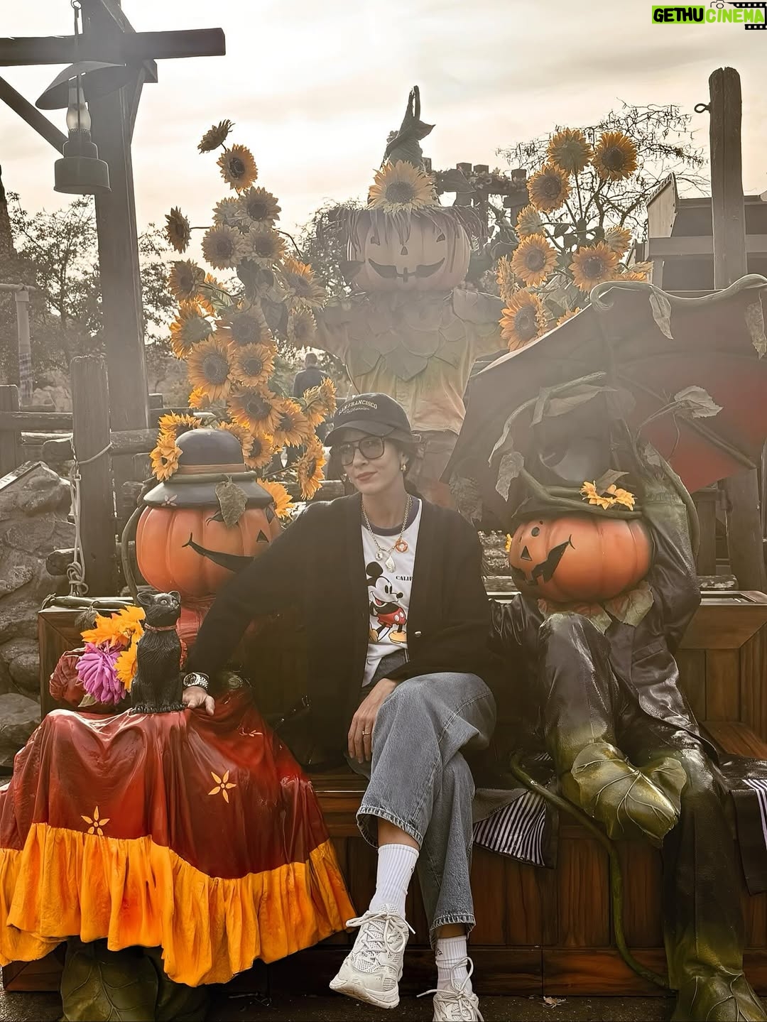 Nolwenn Leroy - 12.8K Likes - Un immense merci @disneylandparis pour cette journée inoubliable en famille, à l’occasion du Festival Halloween! Toute première visite de mon petit garçon dans cet univers magique !🎃👻✨ #PremièreVisite #MagieDisney #festivalhalloweendisney #halloweenvibes