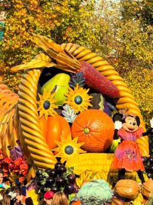 Nolwenn Leroy Instagram - Un immense merci @disneylandparis pour cette journée inoubliable en famille, à l’occasion du Festival Halloween! Toute première visite de mon petit garçon dans cet univers magique !🎃👻✨ #PremièreVisite #MagieDisney #festivalhalloweendisney #halloweenvibes