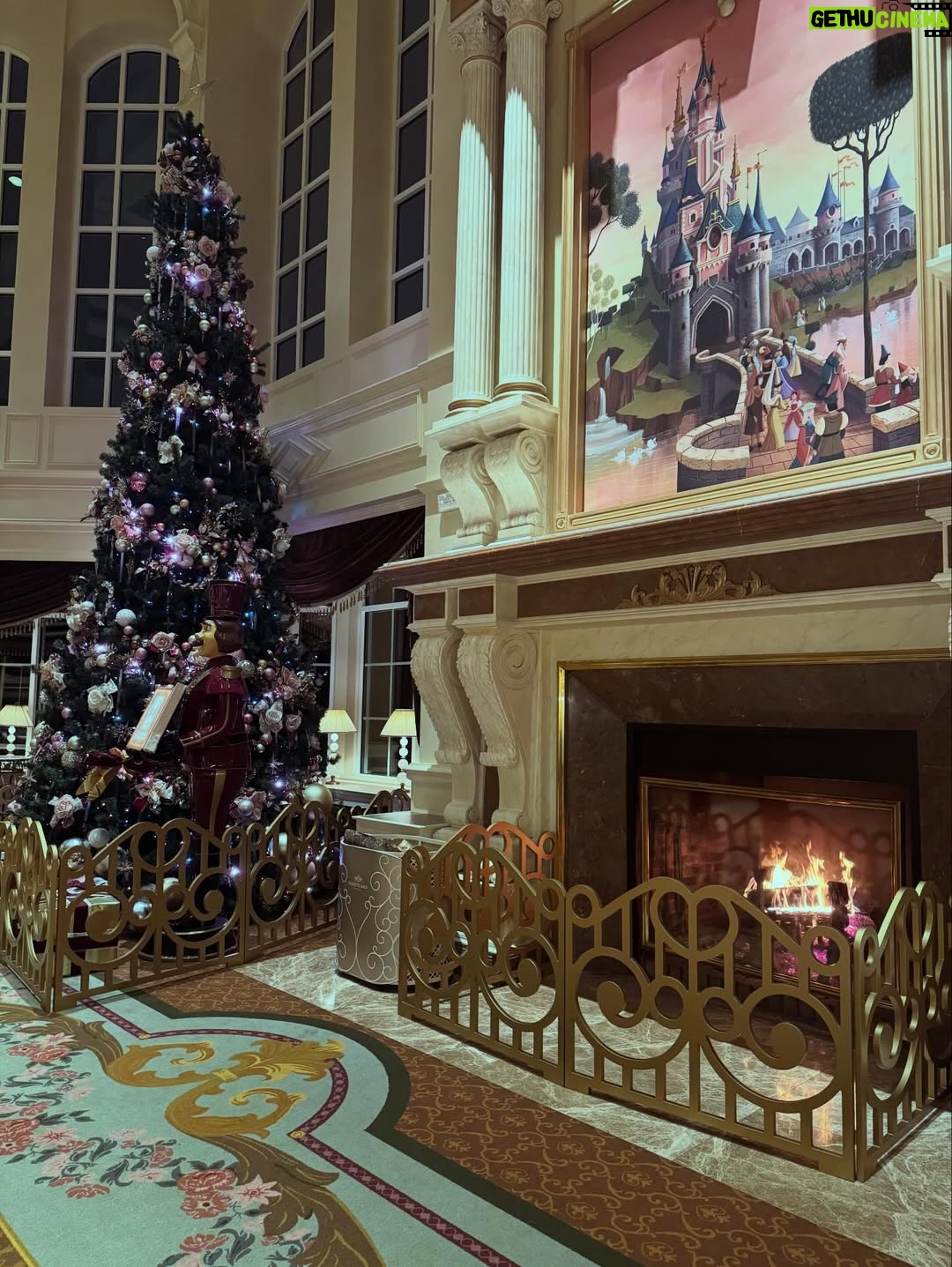 Nolwenn Leroy - 7.1K Likes - De retour en famille à @disneylandparis pour une parenthèse enchantée, entre décors féeriques, musique et émerveillement à chaque instant🤩✨✨
Merci @sarahsettbon & toute l’équipe du parc pour cet accueil chaleureux et pour ces souvenirs précieux qui rendent les fêtes de Noël encore plus magiques🎄🎁🎅🏼❤️💚 💫 #DisneylandParis #MagieDeNoël #MerciDisney