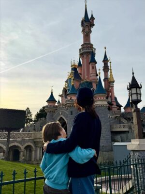 Nolwenn Leroy Instagram - Un immense merci @disneylandparis pour cette journée inoubliable en famille, à l’occasion du Festival Halloween! Toute première visite de mon petit garçon dans cet univers magique !🎃👻✨ #PremièreVisite #MagieDisney #festivalhalloweendisney #halloweenvibes