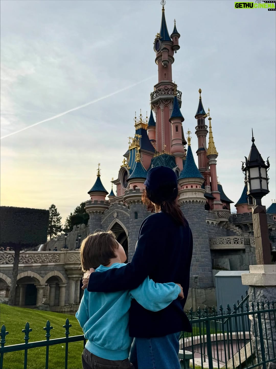 Nolwenn Leroy - 12.8K Likes - Un immense merci @disneylandparis pour cette journée inoubliable en famille, à l’occasion du Festival Halloween! Toute première visite de mon petit garçon dans cet univers magique !🎃👻✨ #PremièreVisite #MagieDisney #festivalhalloweendisney #halloweenvibes
